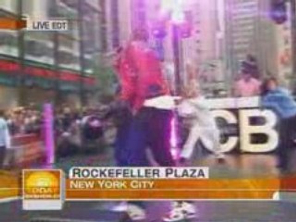 Chris Brown - "Kiss Kiss" (Live)