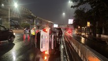 Pavimento mojado provoca volcadura frente a El Rey del Cabrito en avenida Constitución