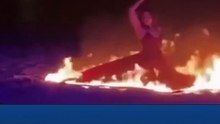 Vestido pega fogo e dançarina se joga em rio para se salvar
