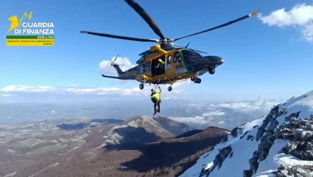 Alpinisti bloccati sulla neve nel Salernitano: recuperati in elicottero dalla Guardia di Finanza (09.04.26)