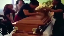 Mulheres discutem durante velório no México