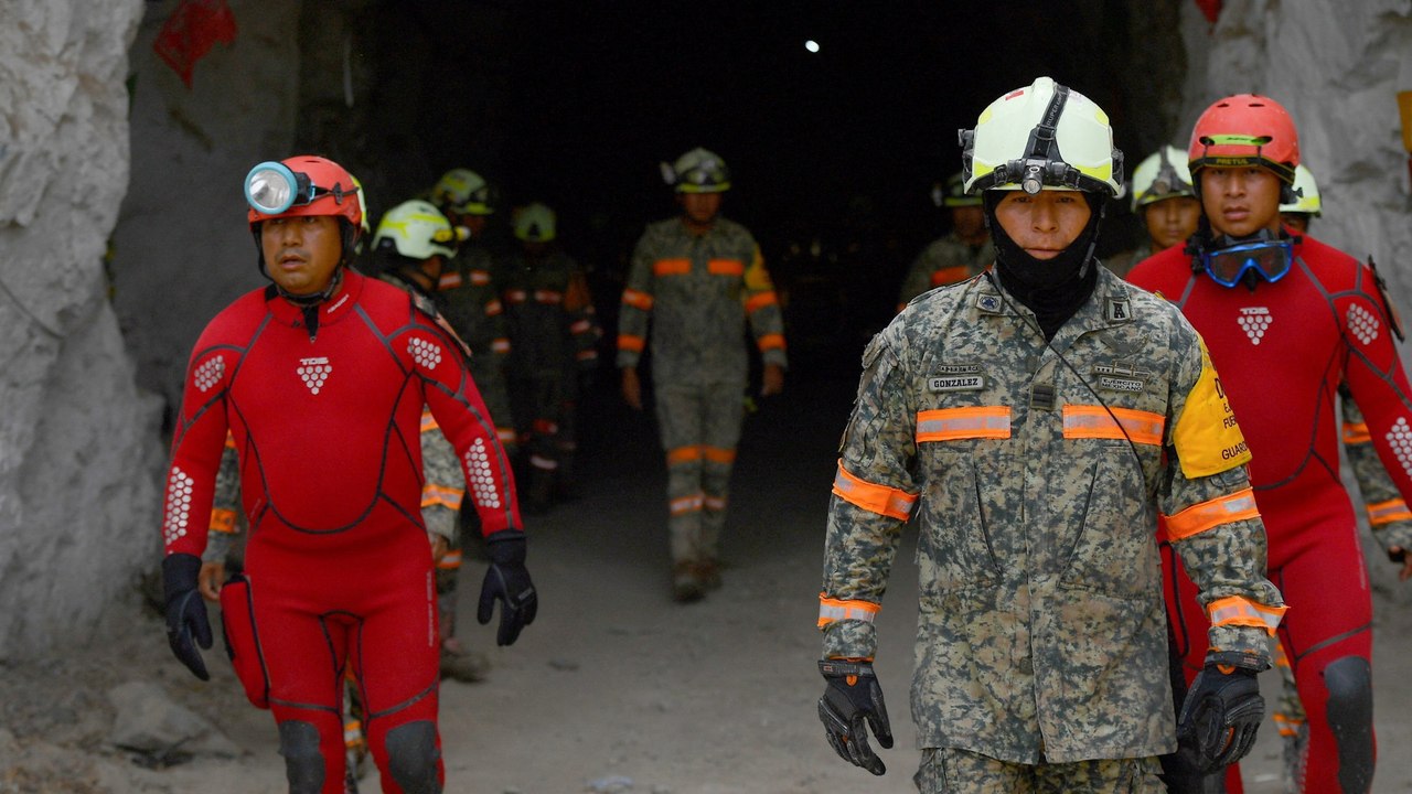 El momento del rescate de un minero hallado con vida tras un derrumbe en Sinaloa