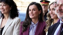 La Reina Letizia estrena la blusa con lazo pussy-bow perfecta