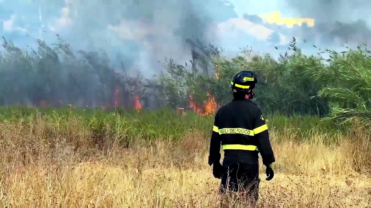 Incendio a Selargius, le fiamme minacciano l'osservatorio astronomico