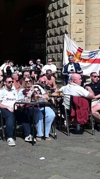 Bologna si Trasforma per il Big Match: Entusiasmo Rossoblù e Tifosi Inglesi Invadono il Centro Storico