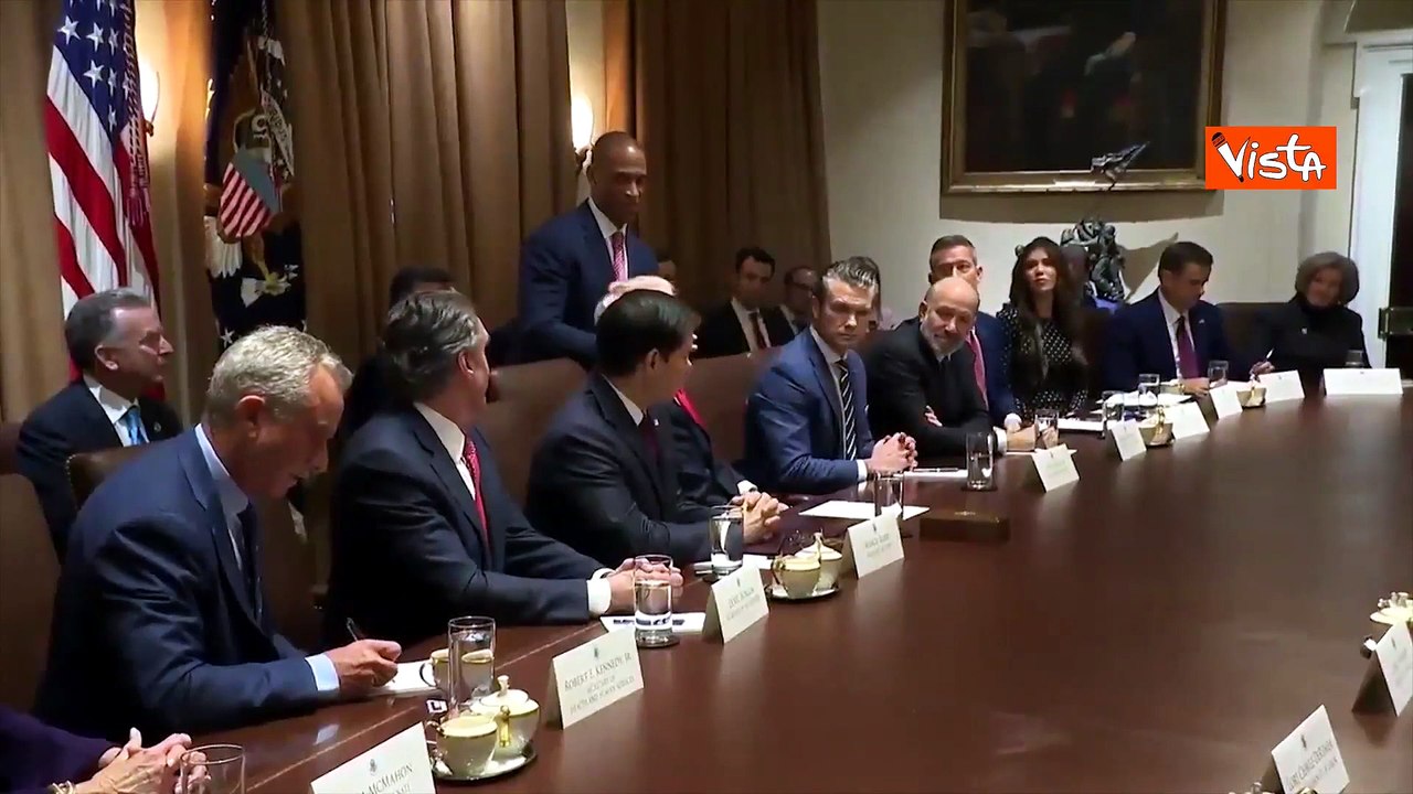 Trump presiede prima riunione di gabinetto alla Casa Bianca, che inizia con una preghiera