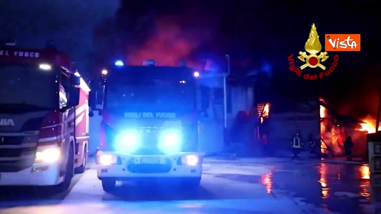 Incendio in un azienda di stoccaggio rifiuti a Teano (CE), in fiamme 40 mila metri quadrati