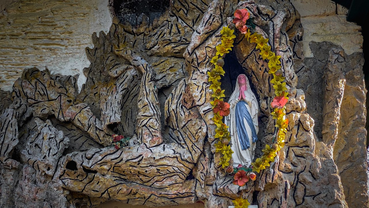 Au cœur des bois de Compogne, Saint-Gôssê perpétue le mystère d’un ermite oublié et d’une source aux vertus miraculeuses