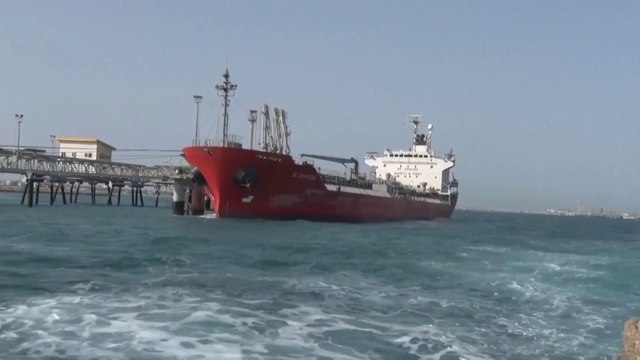الحرس الثوري يلمح إلى نشر ألغام في مضيق هرمز.. ما مسارات العبور الآن؟