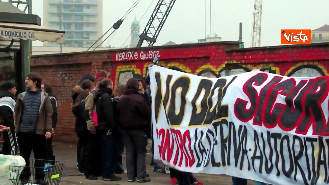 "Verità e giustizia per Ramy", la scritta sul muro al corteo di Milano contro il ddl sicurezza