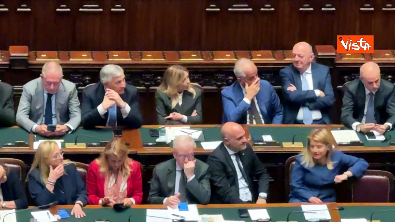 Meloni scuote la testa durante intervento di Schlein alla Camera: È tutto falso