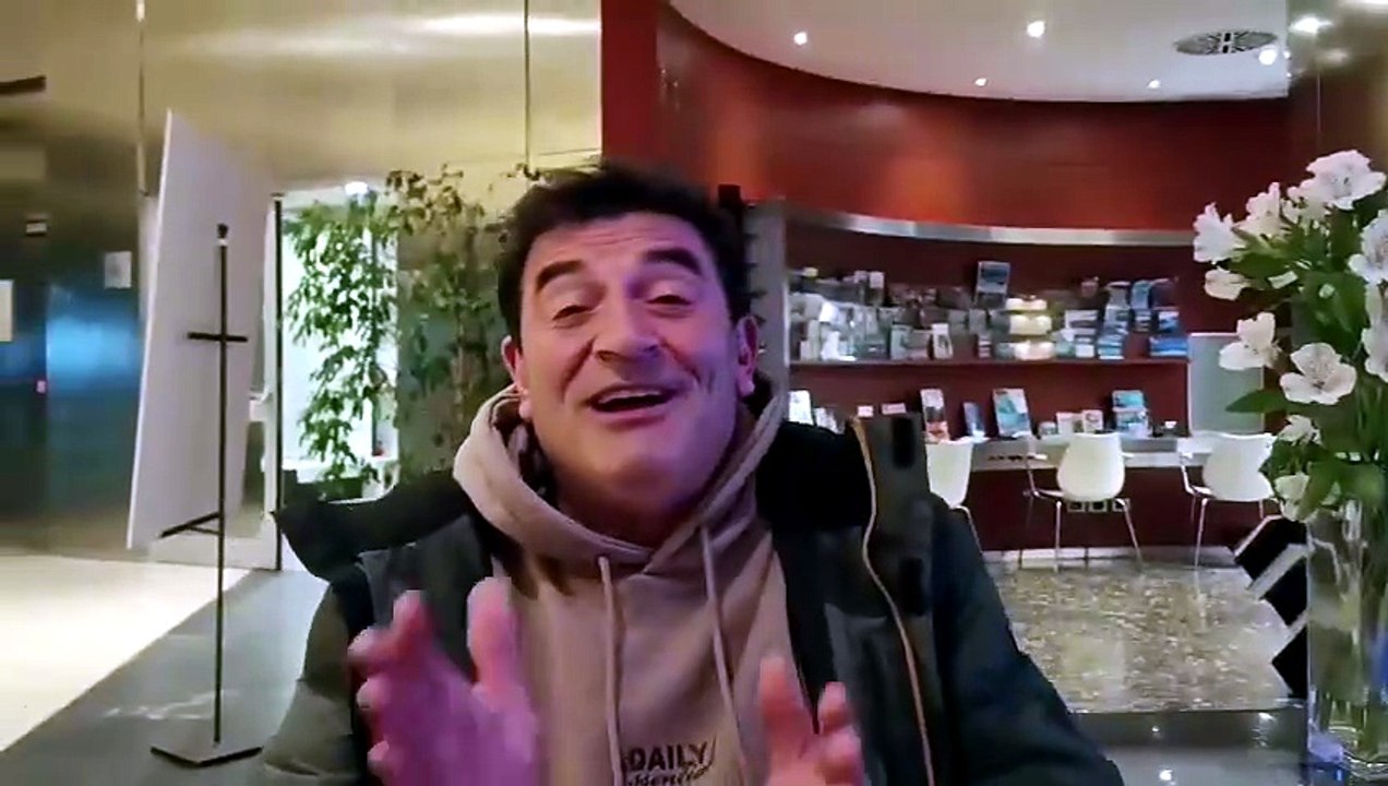 Max Giusti in tour nell'Isola. Il saluto ai lettori de L'Unione Sarda: «Deu seu sardu»