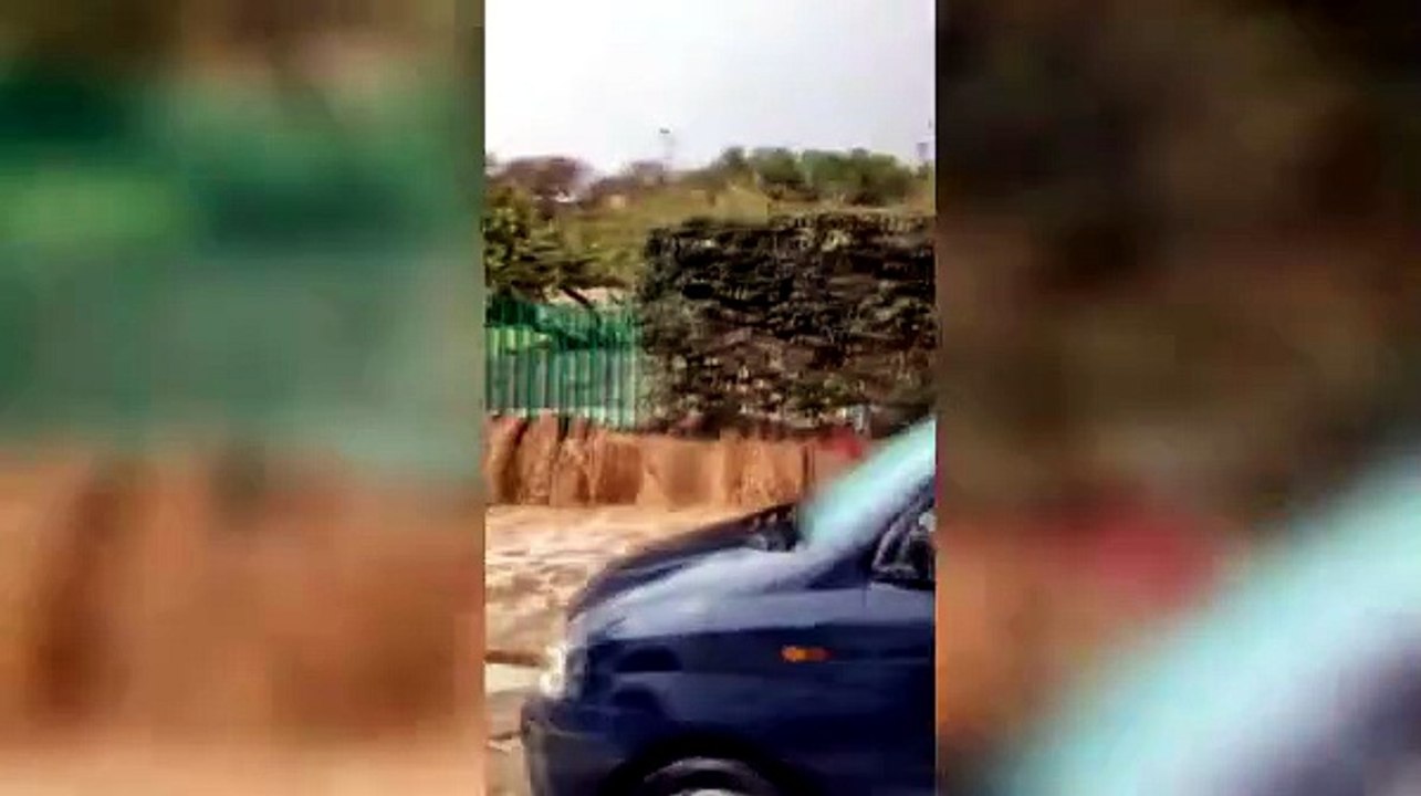 Maltempo a Cagliari, 15 minuti di pioggia ed è caos: strade allagate e grandine, cascate in via Vidal