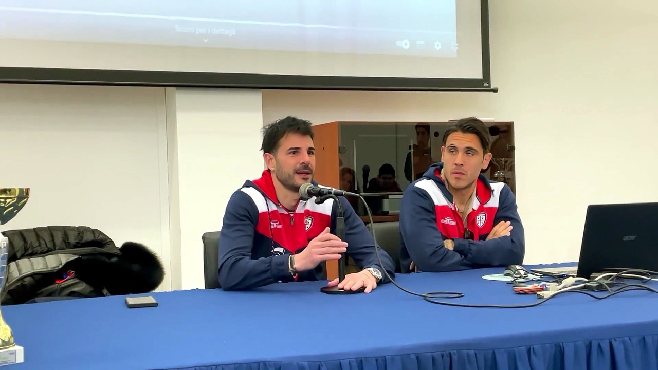 Aresti e Viola del Cagliari con gli studenti del Liceo Michelangelo