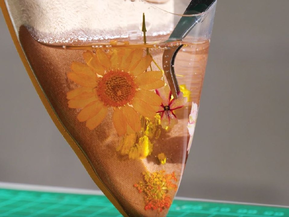 Créations Éblouissantes : Projets Artistiques en Résine Époxy et Fleurs