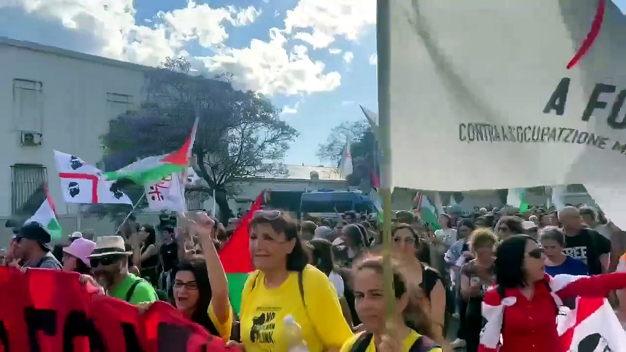 Cagliari, corteo antimilitarista:  traffico bloccato al Poetto