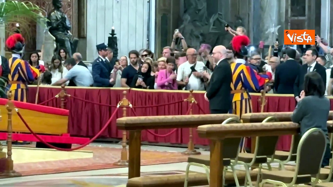 Lorenzo Fontana in Vaticano per l'omaggio a Papa Francesco, si inginocchia davanti al feretro