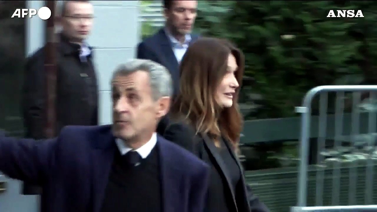 Sarkozy mano nella mano con la moglie Carla Bruni fino al carcere