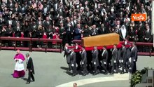 Funerali Papa Francesco, Trump applaude al passaggio del feretro al termine della cerimonia