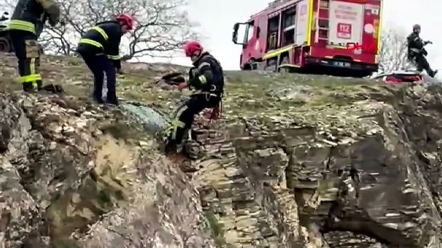 Keçiler uçurumda mahsur kaldı! 3 saatlik kurtarma operasyonu