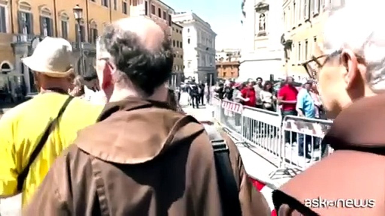 Fedeli in preghiera nella basilica di Santa Maria Maggiore a Roma