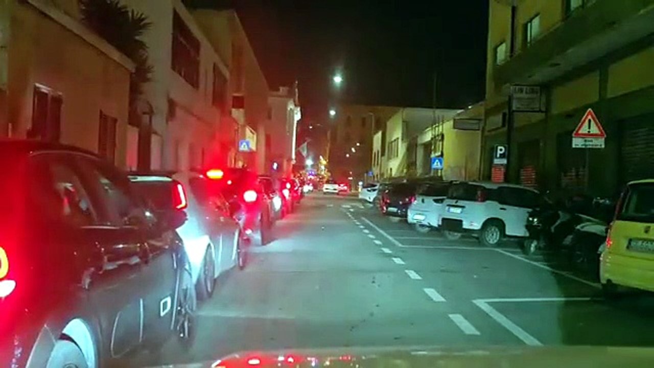 Cagliari, incubo sosta il sabato sera: lunga fila (e disagi) davanti al parcheggio della stazione