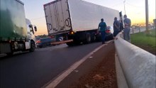 Sedan é espremido por carreta no Trevo Cataratas