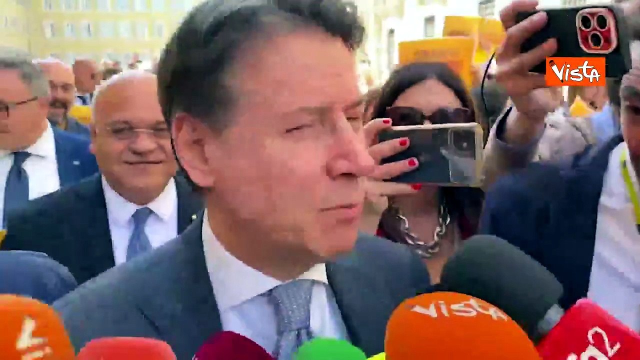 Conte arriva a flashmob M5S contro Autonomia differenziata: "Meloni porta l'Italia in Serie C”