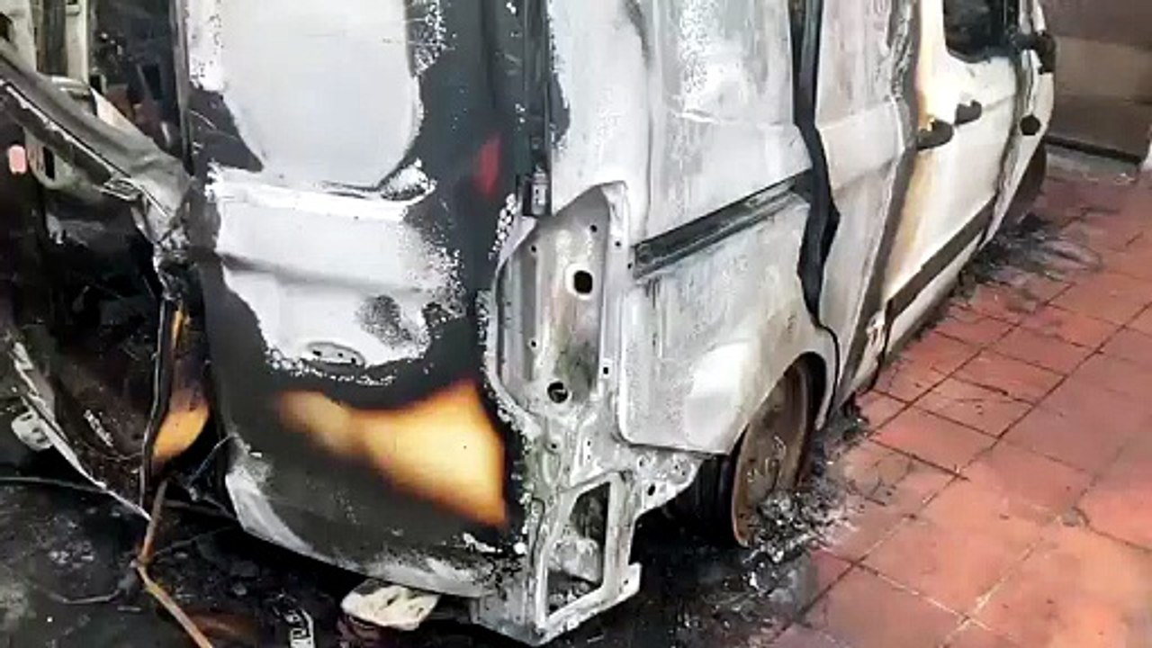 Furgone incendiato a Porto Torres, il piromane in azione