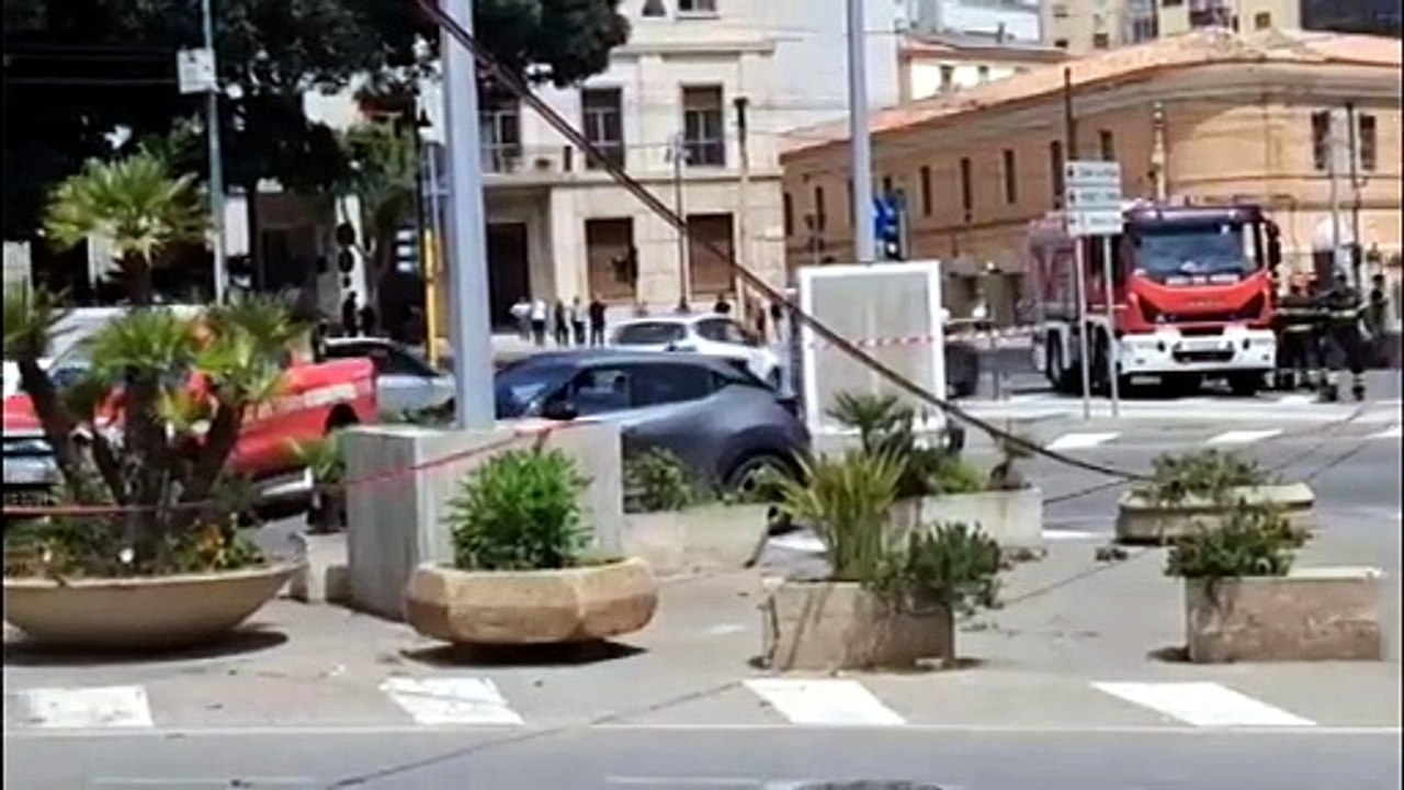Cagliari, cavi elettrici della metro piombano sulle auto: caos in via Roma