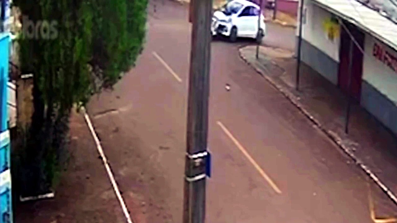 Motociclista tem pé amputado após ser arrastado por carro no PR; veja o vídeo