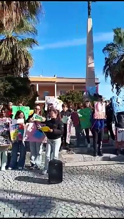 La lotta alla violenza sulle donne e di genere: a Quartucciu flash mob degli studenti