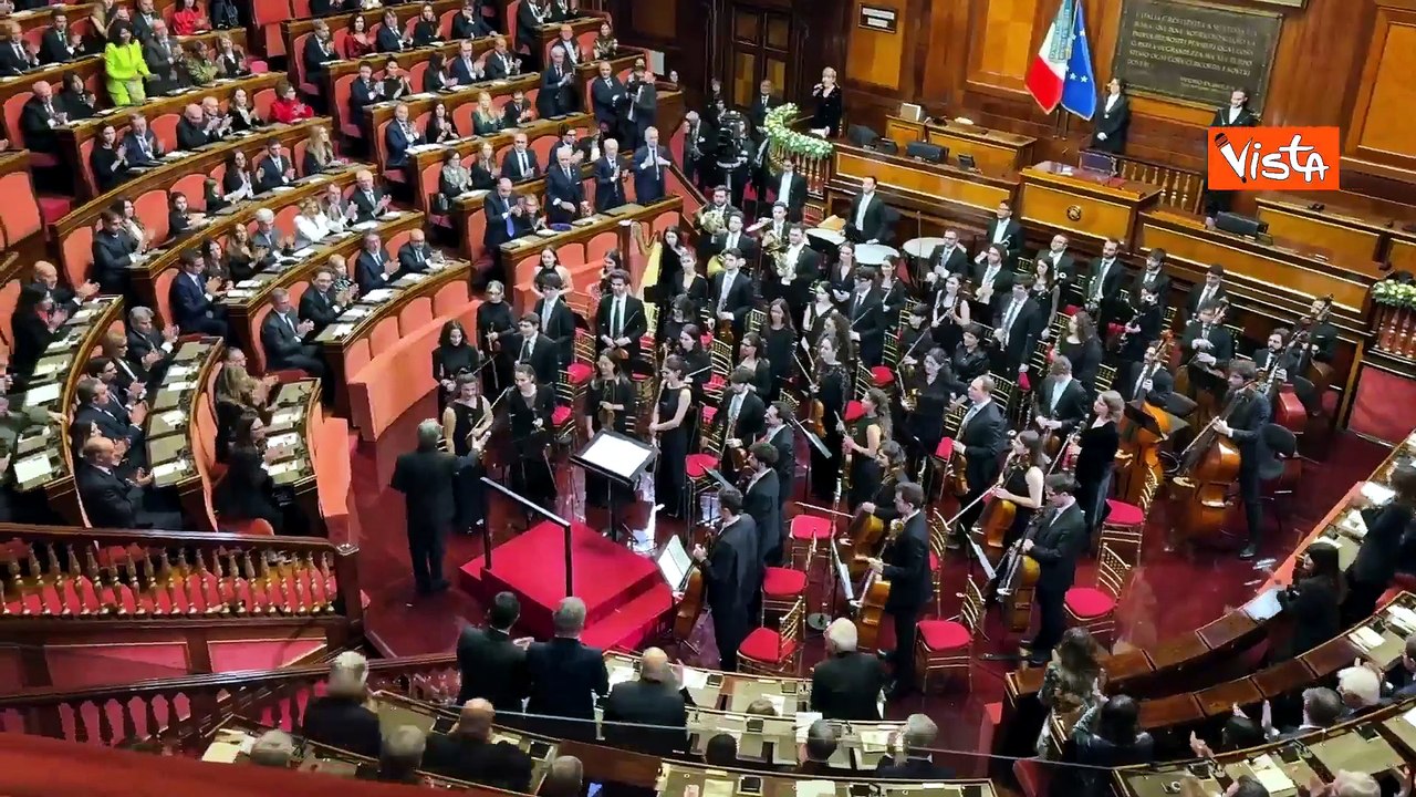 Riccardo Muti entra in Aula al Senato per dirigere il concerto di Natale, la standing ovation