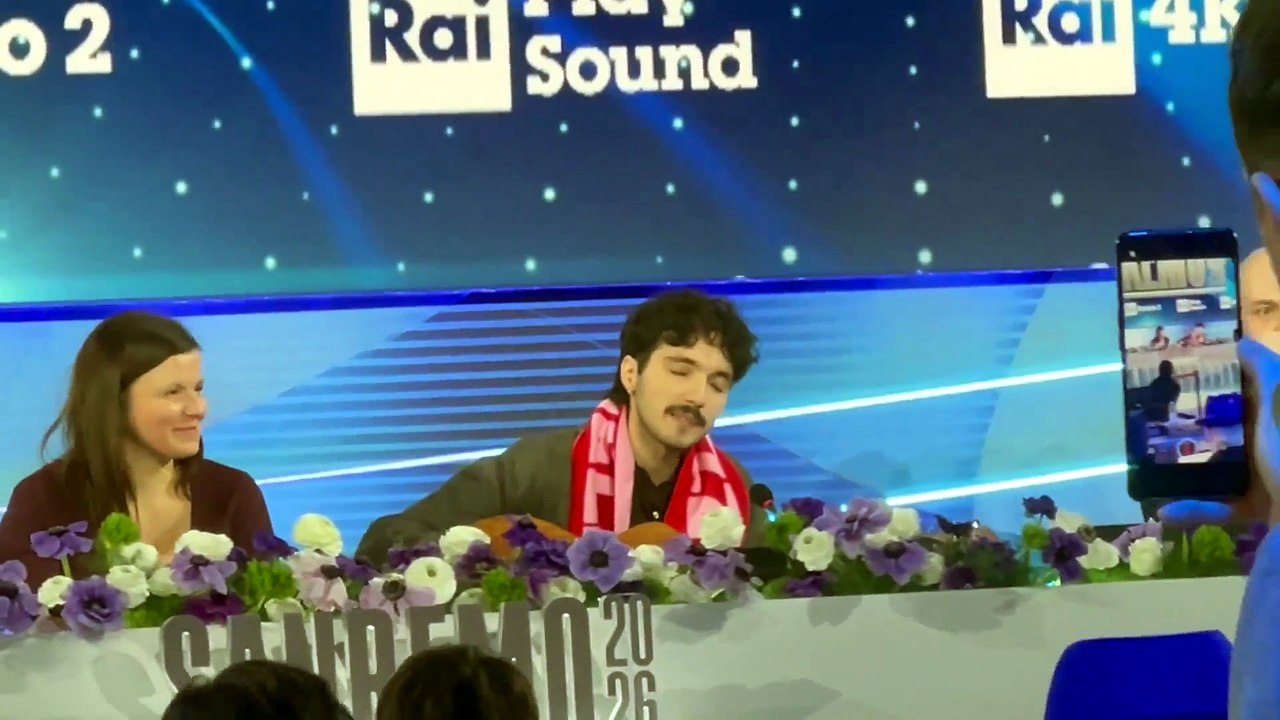 Sanremo, Mazzariello delle Nuove Proposte canta Battisti in sala stampa