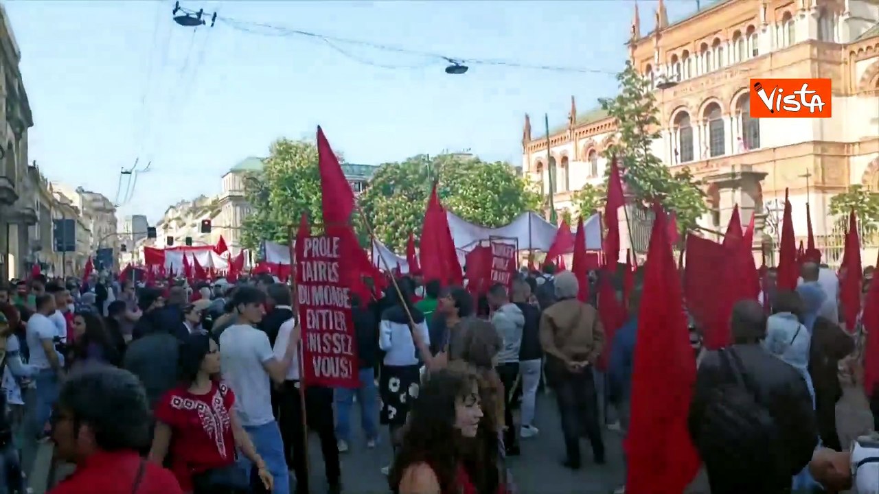 Primo Maggio, corteo a Milano di Cgil, Cisl e Uil per la festa dei lavoratori