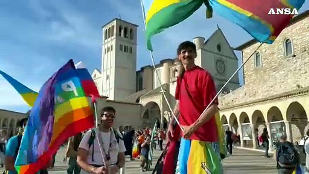 Bandiera della Palestina e Israele unite, la conclusione della Marcia della pace Assisi