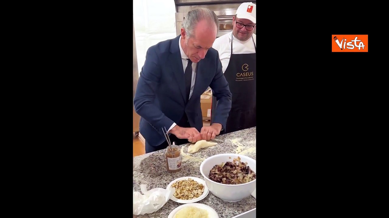 Zaia prepara un calzone fritto alla fiera Caseus Italy di Piazzola sul Brenta