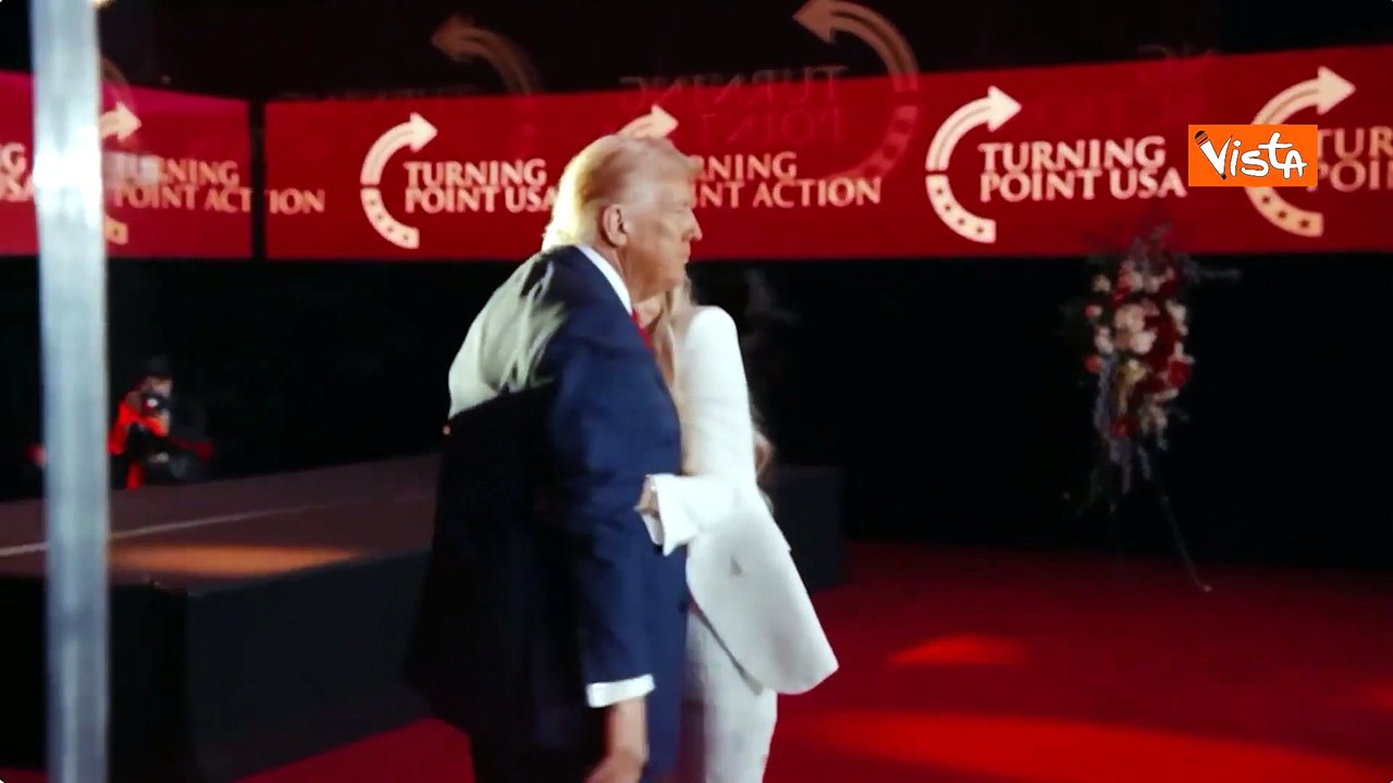 L'abbraccio tra Trump e la vedova Kirk ai Funerali per Charlie Kirk in Arizona