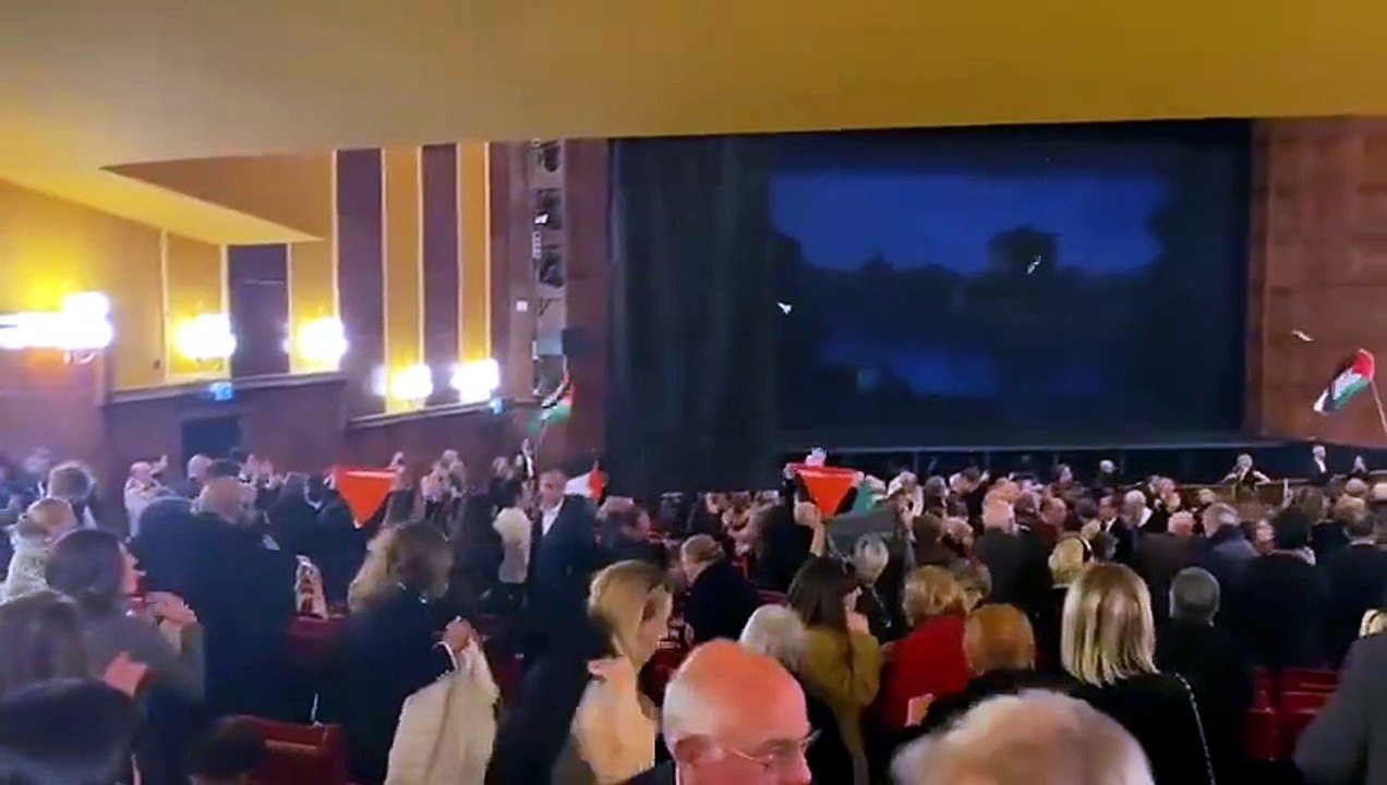 Bandiere e volantini, al Teatro Lirico di Cagliari la contestazione pro Palestina