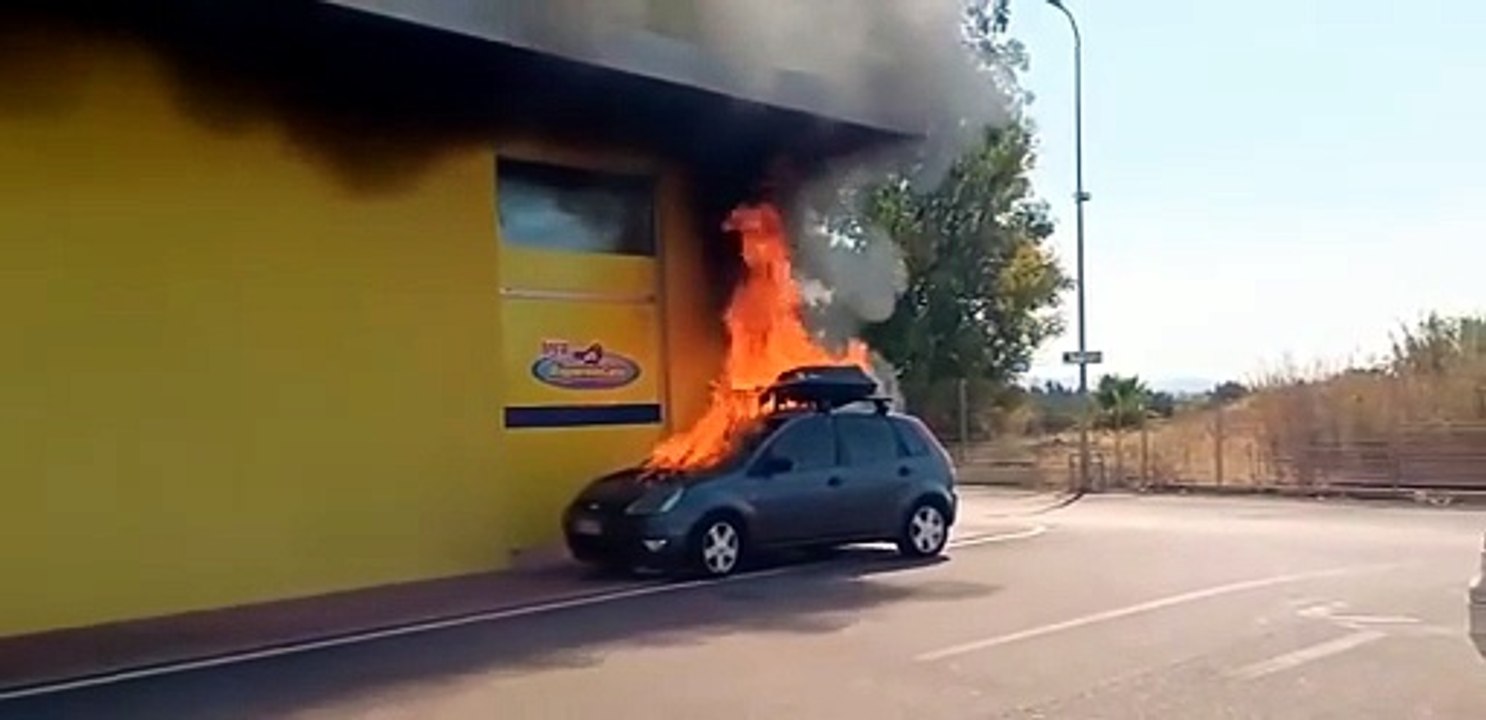 Selargius, auto in fiamme nel parcheggio di un supermercato: intervento dei vigili del fuoco