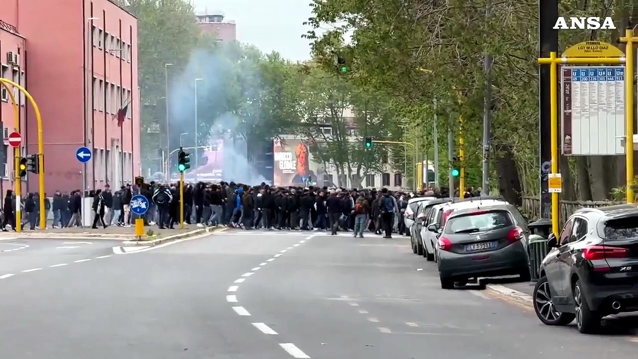 Derby Lazio-Roma, scontri tra ultras laziali e polizia a Ponte Milvio