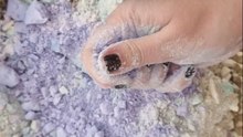 ASMR creator brings Vibrant Disorder with her gentle and sensual pulverizing of gym chalk
