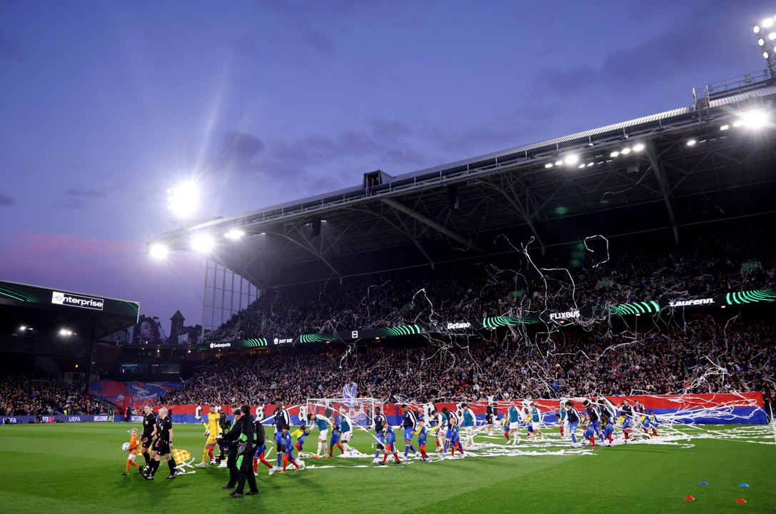 Crystal Palace-Fiorentina, che accoglienza al Selhurst Park: squadre sommerse dai coriandoli e nastri