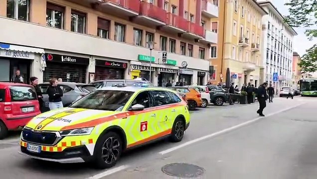 Spari in via Santa Croce a Trento, i carabinieri davanti al tabacchino devastato
