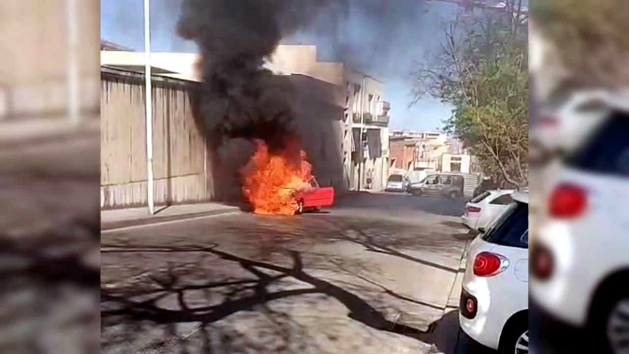 Paura a Sassari, auto in fiamme in pieno centro: traffico in tilt in viale Umberto
