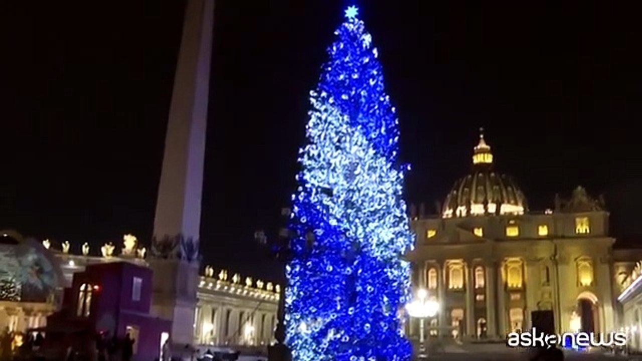 Inaugurato l'albero di Natale e il presepe in Piazza San Pietro