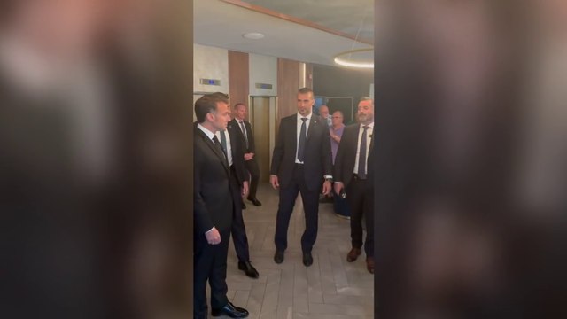 Il presidente francese Macron a Roma con la moglie Brigitte: in hotel solo strette di mano, non risponde alle domande dei cronisti