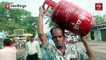 LPG ପାଇଁ ହାହାକାର; ଲମ୍ବା ଲାଇନ ପରେ ବି ଭରି ହେଉନି ଗ୍ୟାସ ସିଲିଣ୍ଡର, କଳାବଜାରୀ ଅଭିଯୋଗ