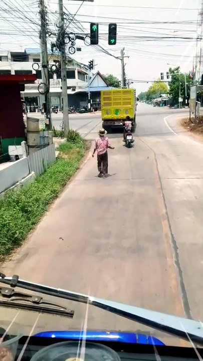 เมื่อคุณยายติดไฟแดง ตามกฎเป๊ะ ๆ เพื่อความปลอดภัย