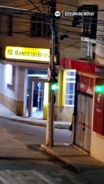 Criminosos explodem cofre de banco e fogem após ataque em MG